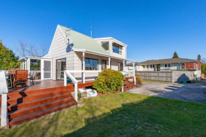 Central By The Lake with Hot Tub - Taupo Holiday Home